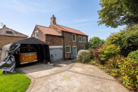 4 bedroom Detached house for sale in Cheapside, Waltham, DN37