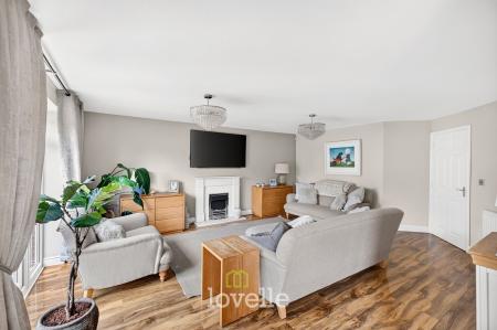 5 bedroom Detached house for sale in Hornbeam Drive, Healing, DN41