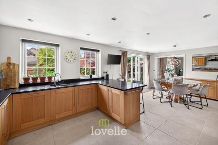 5 bedroom Detached house for sale in Hornbeam Drive, Healing, DN41