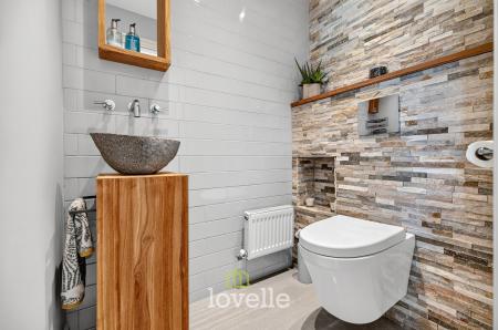 5 bedroom Detached house for sale in Hornbeam Drive, Healing, DN41