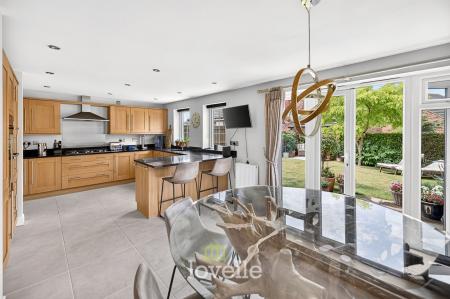 5 bedroom Detached house for sale in Hornbeam Drive, Healing, DN41