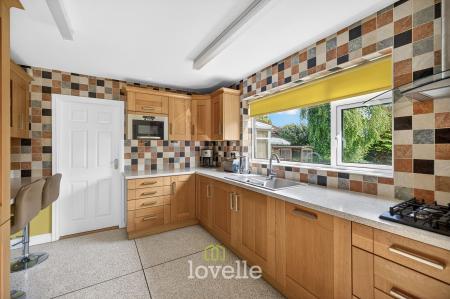3 bedroom Detached house for sale in Stallingborough Road, Healing, DN41