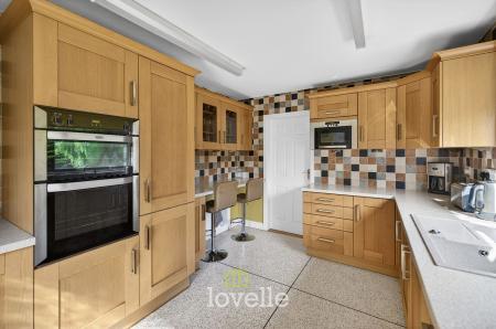 3 bedroom Detached house for sale in Stallingborough Road, Healing, DN41