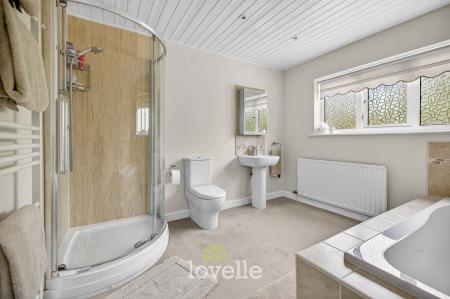 3 bedroom Detached house for sale in Stallingborough Road, Healing, DN41