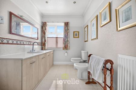 4 bedroom Detached house for sale in Bargate, Grimsby, DN34