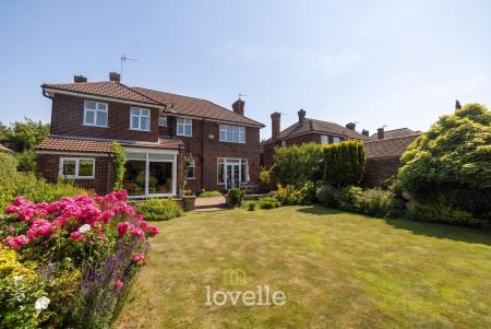 4 bedroom Detached house for sale in Bargate, Grimsby, DN34