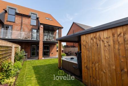 4 bedroom Semi-detached house for sale in Claydon Way, Waltham, DN37