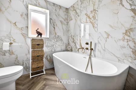 4 bedroom Semi-detached house for sale in Claydon Way, Waltham, DN37