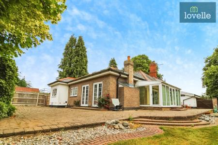 5 bedroom Detached bungalow for sale in Waltham Road, Brigsley, DN37
