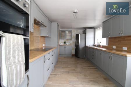 3 bedroom Detached bungalow for sale in Beaumonde, Holton-Le-Clay, DN36