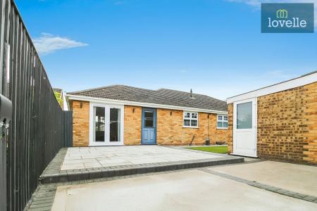 3 bedroom Detached bungalow for sale in Beaumonde, Holton-Le-Clay, DN36