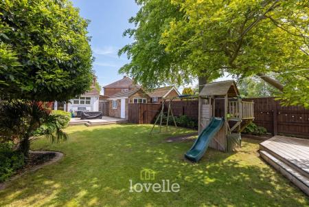 3 bedroom Semi-detached house for sale in Roundway, Grimsby, DN34