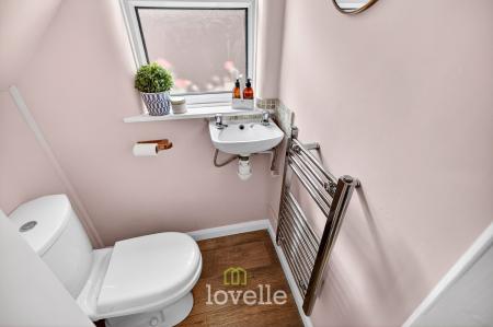 3 bedroom Semi-detached house for sale in Roundway, Grimsby, DN34