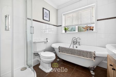 3 bedroom Semi-detached house for sale in Roundway, Grimsby, DN34