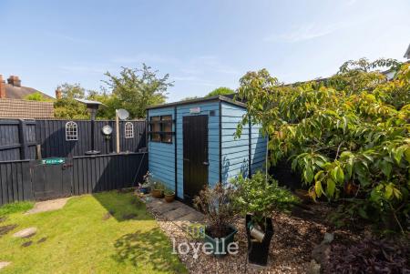 3 bedroom Semi-detached house for sale in Roundway, Grimsby, DN34