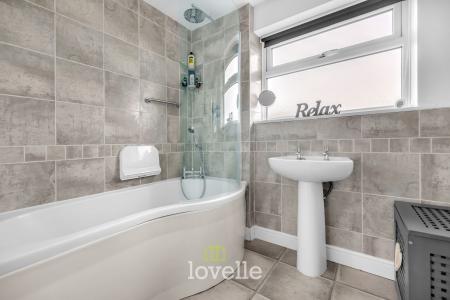 3 bedroom Property for sale in Worlaby Road, Grimsby, DN33
