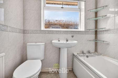 3 bedroom Semi-detached bungalow for sale in Holton Mount, Holton-Le-Clay, DN36