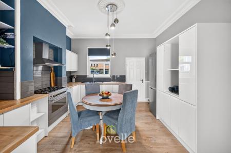 4 bedroom Terraced House for sale in Earl Street, Grimsby, DN31