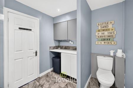 4 bedroom Terraced House for sale in Earl Street, Grimsby, DN31
