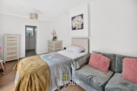 4 bedroom Terraced House for sale in Earl Street, Grimsby, DN31