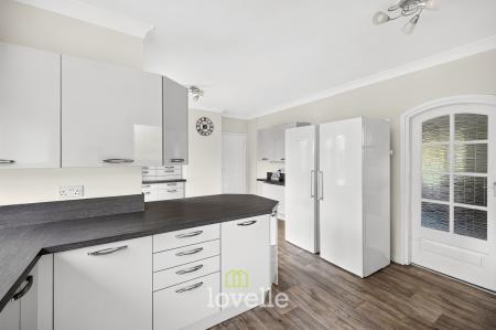 4 bedroom Detached house for sale in Carlton Road, Healing, DN41