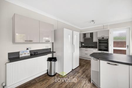 4 bedroom Detached house for sale in Carlton Road, Healing, DN41