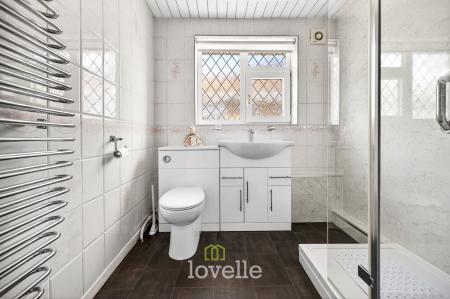 3 bedroom Detached bungalow for sale in Holton Mount, Holton-Le-Clay, DN36