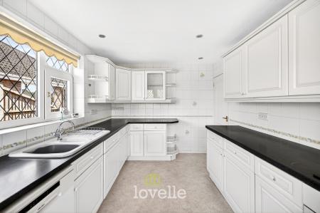 3 bedroom Detached bungalow for sale in Holton Mount, Holton-Le-Clay, DN36