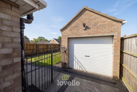 3 bedroom Detached bungalow for sale in Holton Mount, Holton-Le-Clay, DN36