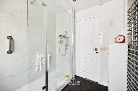3 bedroom Detached bungalow for sale in Holton Mount, Holton-Le-Clay, DN36