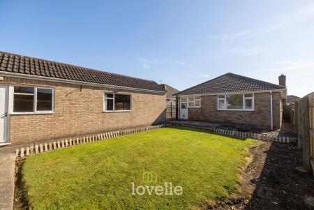 3 bedroom Detached bungalow for sale in Holton Mount, Holton-Le-Clay, DN36