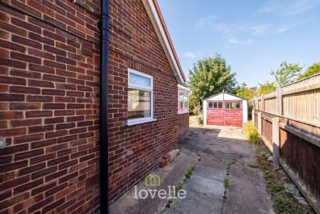 4 bedroom Semi-detached house for sale in Newstead Avenue, Holton-Le-Clay, DN36