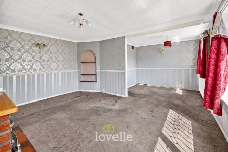 4 bedroom Semi-detached house for sale in Newstead Avenue, Holton-Le-Clay, DN36