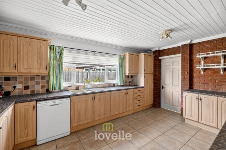 4 bedroom Detached house for sale in Tetney Lane, Holton-Le-Clay, DN36