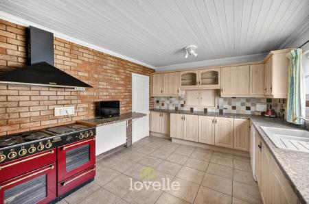 4 bedroom Detached house for sale in Tetney Lane, Holton-Le-Clay, DN36