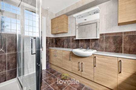 4 bedroom Detached house for sale in Tetney Lane, Holton-Le-Clay, DN36