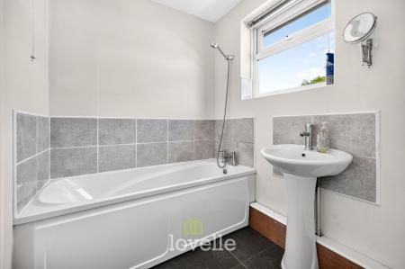 4 bedroom Detached house for sale in Tetney Lane, Holton-Le-Clay, DN36