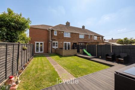 4 bedroom Semi-detached house for sale in Willoughby Grove, Grimsby, DN34