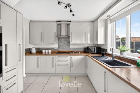 4 bedroom Semi-detached house for sale in Willoughby Grove, Grimsby, DN34