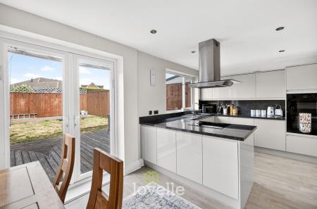 5 bedroom Semi-detached house for sale in St. Nicholas Drive, Grimsby, DN37