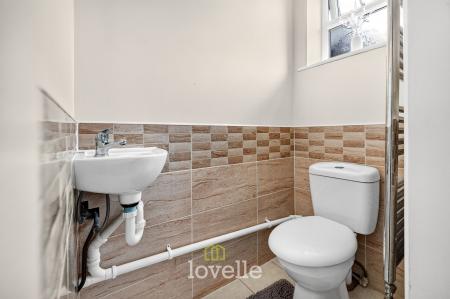 5 bedroom Semi-detached house for sale in St. Nicholas Drive, Grimsby, DN37