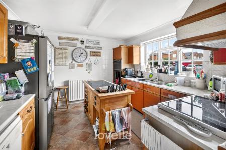 4 bedroom Detached house for sale in Carmen Crescent, Holton-Le-Clay, DN36