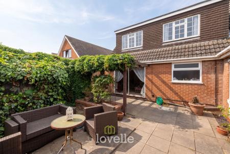 4 bedroom Detached house for sale in Carmen Crescent, Holton-Le-Clay, DN36