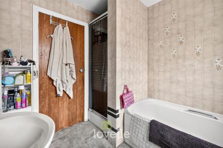 4 bedroom Detached house for sale in Carmen Crescent, Holton-Le-Clay, DN36