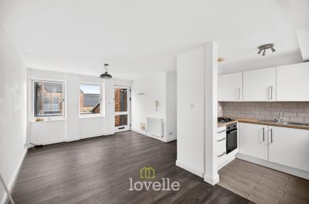 2 bedroom Flat for sale in Manor Avenue, Grimsby, DN32