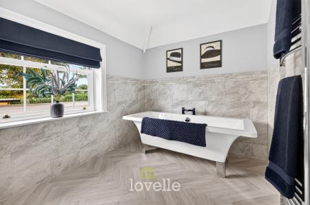 5 bedroom Detached house for sale in Brigsley Road, Waltham, DN37