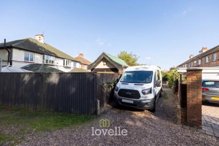 4 bedroom End of terrace house for sale in Stratford Avenue, Grimsby, DN33