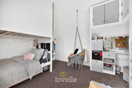 4 bedroom End of terrace house for sale in Stratford Avenue, Grimsby, DN33