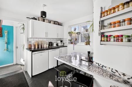 4 bedroom End of terrace house for sale in Stratford Avenue, Grimsby, DN33