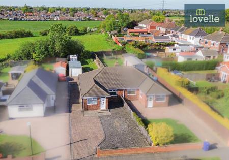 3 bedroom Semi-detached bungalow for sale in Fairway, Waltham, DN37